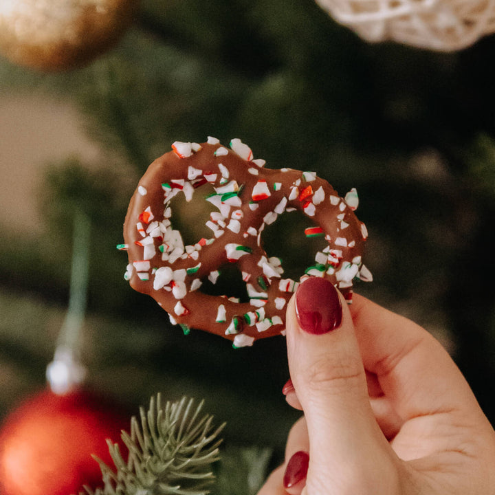 Bretzels enrobé de chocolat belge au lait et bonbons à la menthe