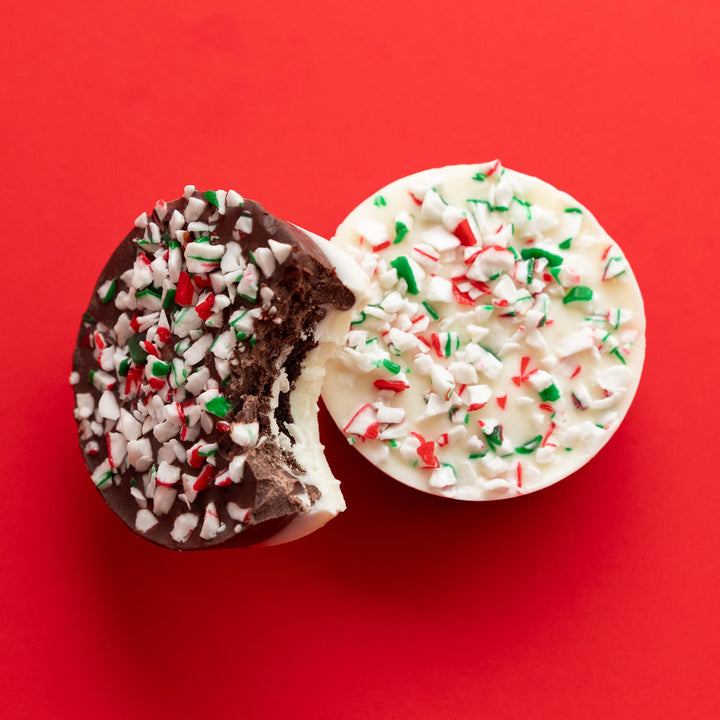 Biscuit à la crème avec enrobage de chocolat au lait belge et bonbons à la menthe
