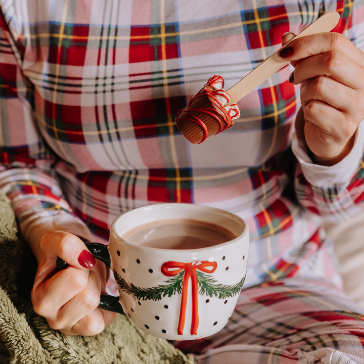 Femme avec chocolat chaud de Noël