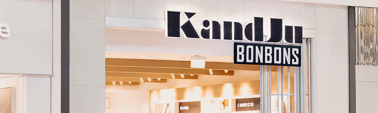 Façade du magasin KandJu Bonbons au Centropolis Laval, vue de l’extérieur.